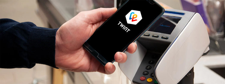 Smartphone mit geöffneter TWINT-App beim Bezahlen